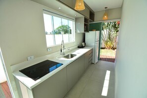 Réfrigérateur, micro-ondes, batterie de cuisine, vaisselle et ustensiles