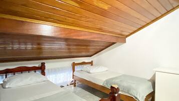 2 bedrooms, iron/ironing board, internet