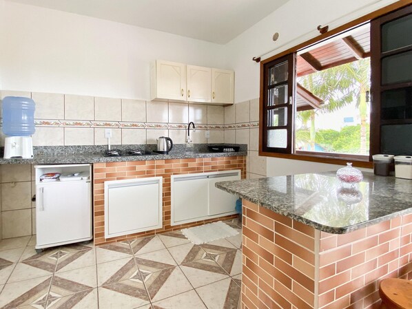 Geladeira, torradeira, talheres/pratos/utensílios de cozinha