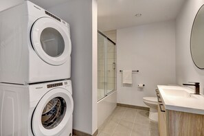 Hair dryer, towels, soap, toilet paper - Bel-Air condo - Westmount (Westmount)