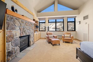 TV, fireplace - NEW! Penthouse 705 - 5 Bedroom/4 1/2 Bathroom - Steamboat Grand (Steamboat Springs)