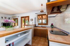 Réfrigérateur, four à micro-ondes, un four, cafetière-théière