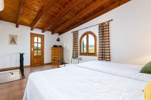 3 bedrooms, iron/ironing board, travel crib, free WiFi - YourHouse Es Canyar (Selva)