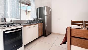 Geladeira, micro-ondas, fogão, torradeira