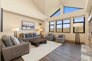 Una televisión, una chimenea