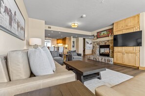 Télévision, cheminée