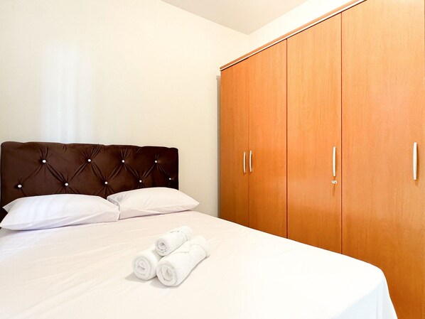 2 bedrooms, iron/ironing board, internet, bed sheets