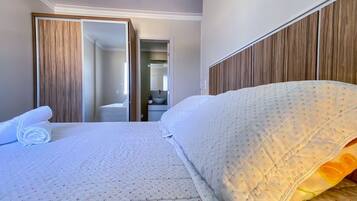 2 quartos, ferros/tábuas de passar roupa, acesso à internet