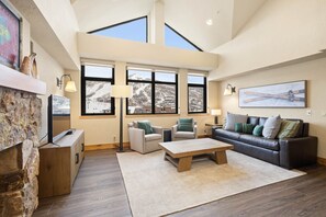 Télévision, cheminée