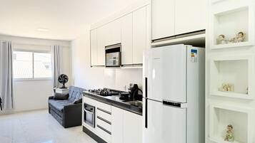 Geladeira, micro-ondas, fogão, talheres/pratos/utensílios de cozinha