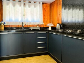 Frigorífic i utensilis de cuina, vaixella i coberteria 