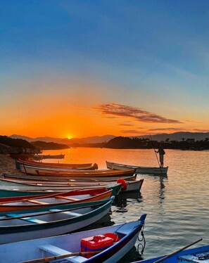 Vista do pôr do sol com barcos atracados em um iate clube.