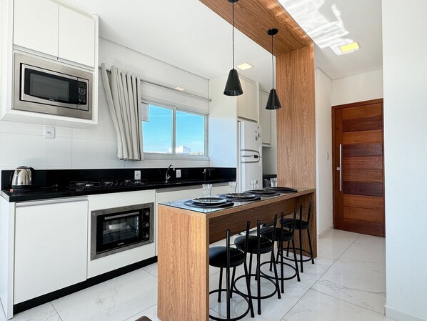 Jääkaappi, mikroaaltouuni, uuni, keittoastiat/astiat/ruokailuvälineet