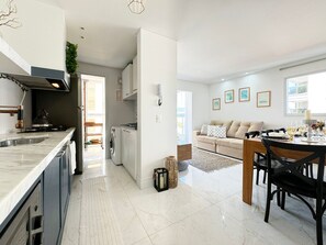 Fridge, microwave, oven, coffee/tea maker - Brisa de Palmas - Res. Maria Eduarda - GCR003 (Governador Celso Ramos)