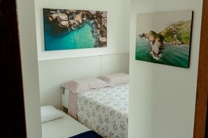3 habitaciones, tabla de planchar con plancha y acceso a internet 
