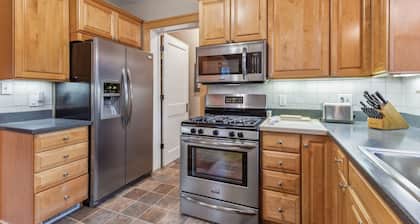 NEW! Charming Ann Arbor Retreat Near DT & Attractions