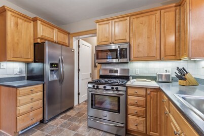 NEW! Charming Ann Arbor Retreat Near DT & Attractions