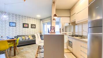 Refrigerador, horno y utensilios de cocina