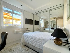 5 bedrooms, iron/ironing board, Internet, bed sheets