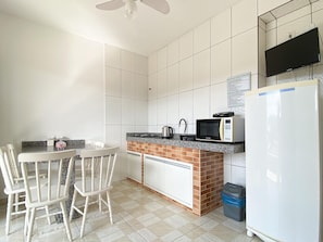 Refrigerador, tostadora y utensilios de cocina 