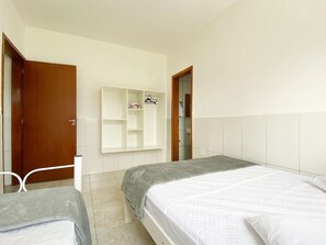 3 habitaciones, tabla de planchar con plancha y internet 