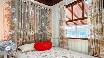 4 bedrooms, iron/ironing board, internet, bed sheets