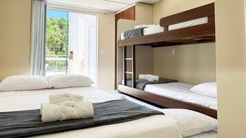 3 bedrooms, iron/ironing board, internet, bed sheets