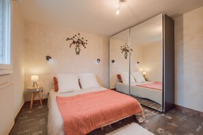 3 bedrooms, bed sheets