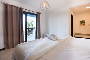 4 bedrooms, iron/ironing board, Internet, bed sheets