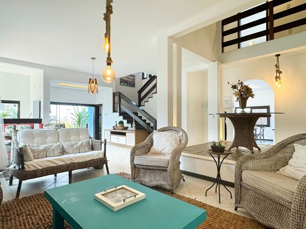 TV - Ampla Casa com piscina a 100m da Praia da Vila Nova - IMB001 (Imbituba)