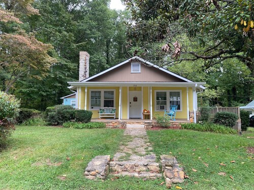 Charming 2-bedroom 1.5 bath cottage with WiFi and AC near Main St Hendersonville