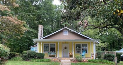 Charming 2-bedroom 1.5 bath cottage with WiFi and AC near Main St Hendersonville
