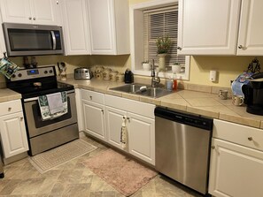 Køleskab, mikrobølgeovn, ovn, kogeplade