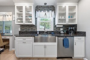 Micro-ondes, four, plaque de cuisson, lave-vaisselle