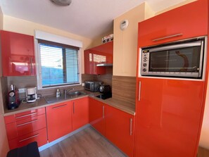 Kjøleskap, mikrobølgeovn, ovn og oppvaskmaskin