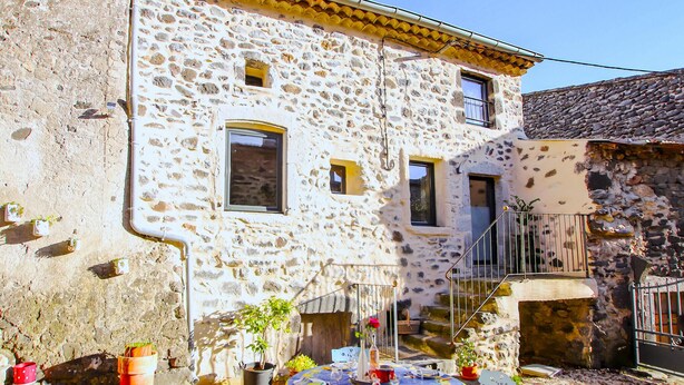 A stone building with multiple windows and a small balcony. - Gorgeous home in Rochessauve with WiFi (Rochessauve)