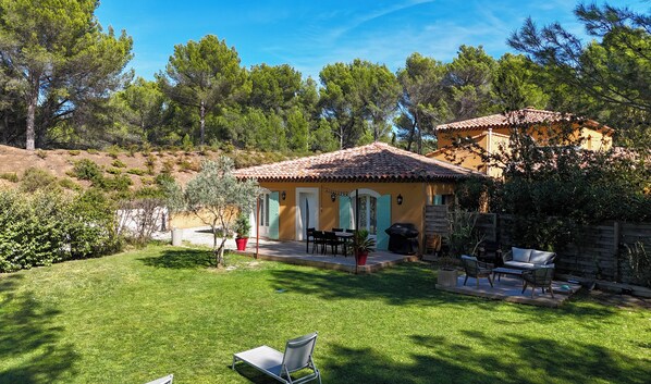 Outdoor dining - The Maisonnette in the pines (Ventabren)