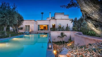 Hồ bơi ngoài trời