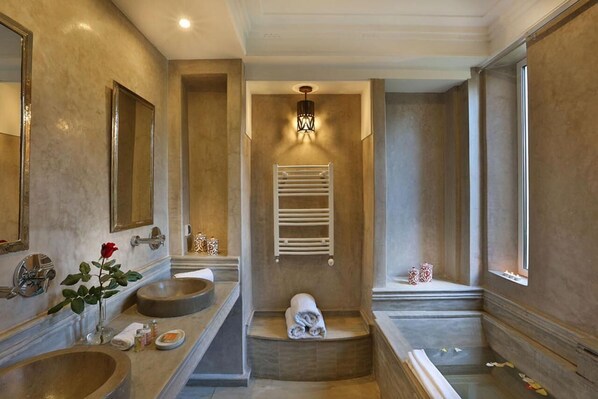 A modern bathroom with a large bathtub, a double sink, and a mirror. - Palais Rim Marrakech – Grande Villa de Vacances avec Piscine et Jardin (Marrakech)