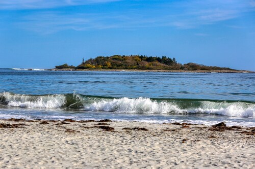 Goose Rocks Beach Cottage! Steps to beach!