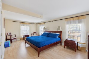 3 bedrooms, iron/ironing board, travel crib, WiFi
