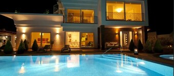 Frigiliana Getaway: 3-Bedroom Villa with Private Pool and Stunning Views