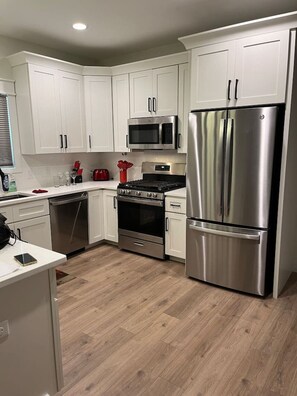 Fridge, microwave, oven, stovetop - The Clifford House A Gem (Pensacola)