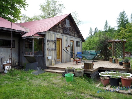 Terrace/patio. Spacious 5-bedroom house in peaceful Winlaw with WiFi