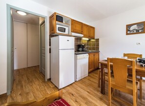 Refrigerador, microondas, placa de cocina, lavavajillas
