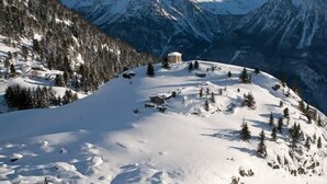 A snow-covered mountain landscape with a ski resort, including ski trails and a lodge. - Apartment for 4 to 6 people in Albiez-Montrond (Albiez-Montrond)