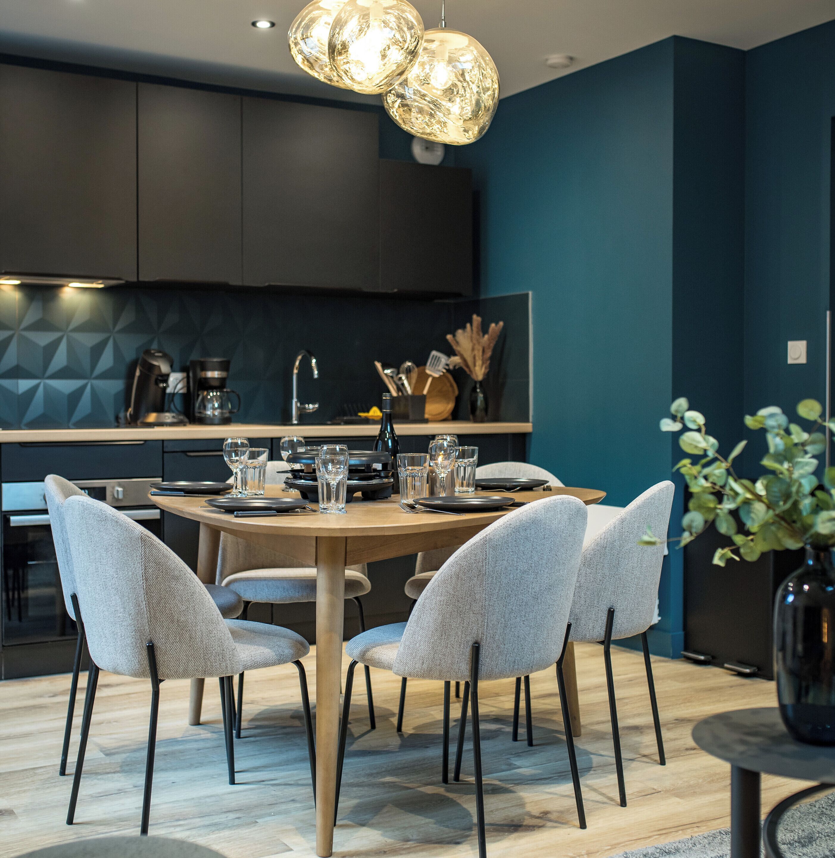 冷蔵庫、電子レンジ、オーブン、コンロ