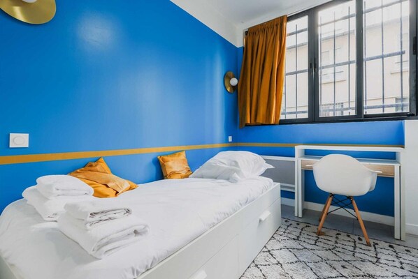 Iron/ironing board, WiFi, bed sheets