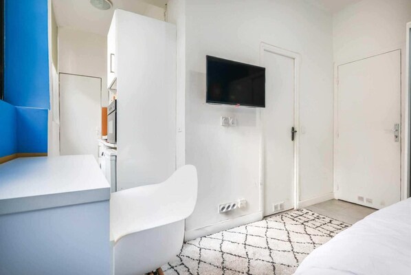 Iron/ironing board, free WiFi, bed sheets