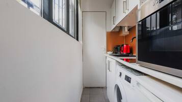 Een koelkast, een kookplaat, een koffiezetapparaat/waterkoker